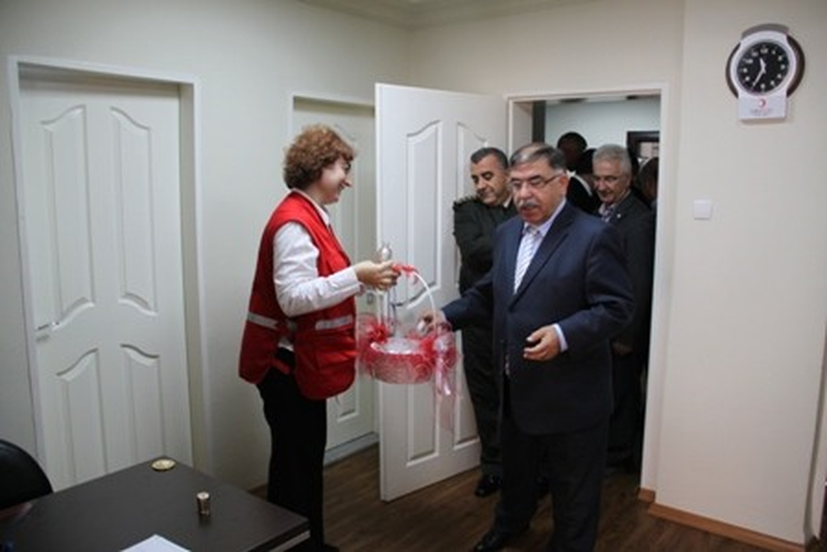 Vali Adnan Yılmaz\'dan Kızılay Haftası Ziyareti