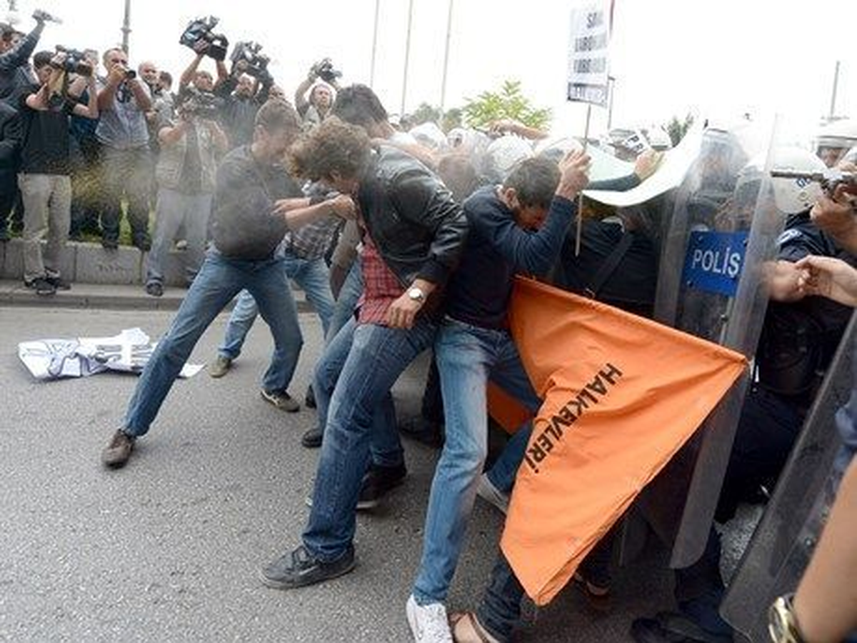 YÖK\'ü Protesto İçin Başabakanlığa Yürüyen Gruba Polis Müdahale Etti