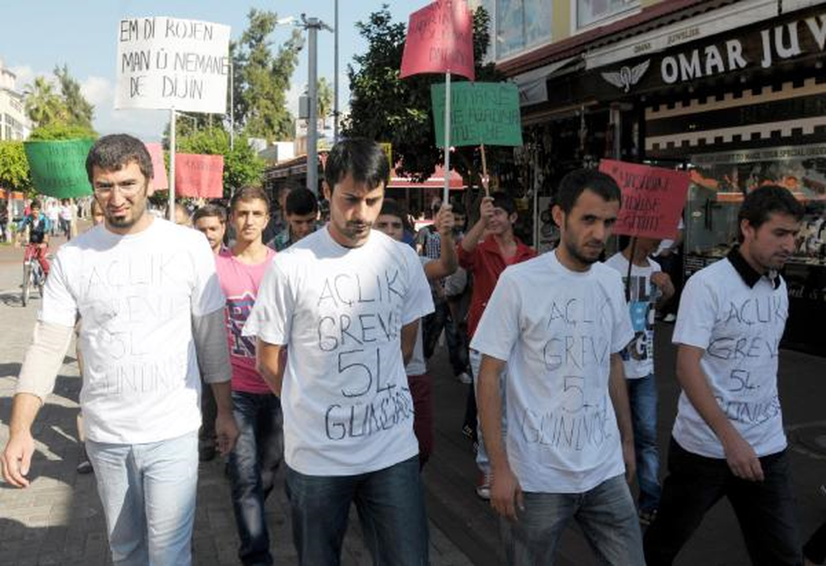Cezaevlerini İçin \'Açlık Grevi\'