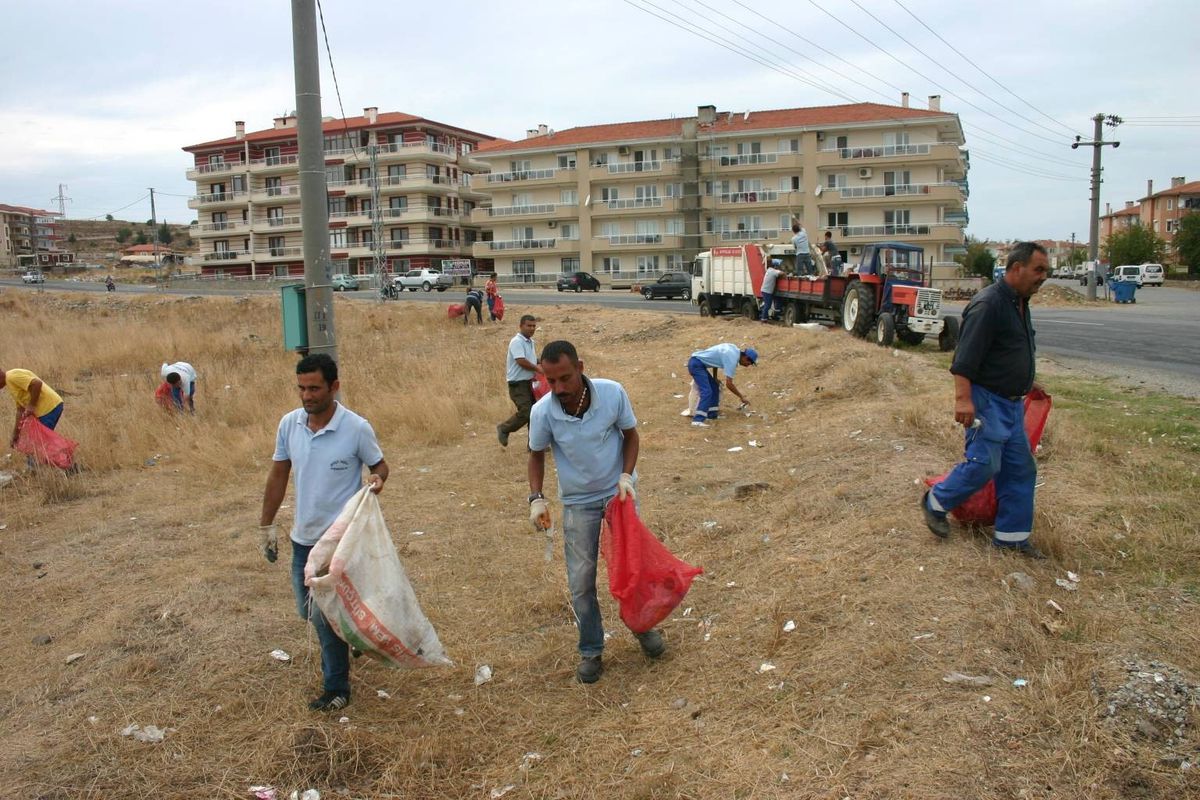 Ayvalık Belediyesi\'nin Dev Temizlik Hamlesi Sürüyor