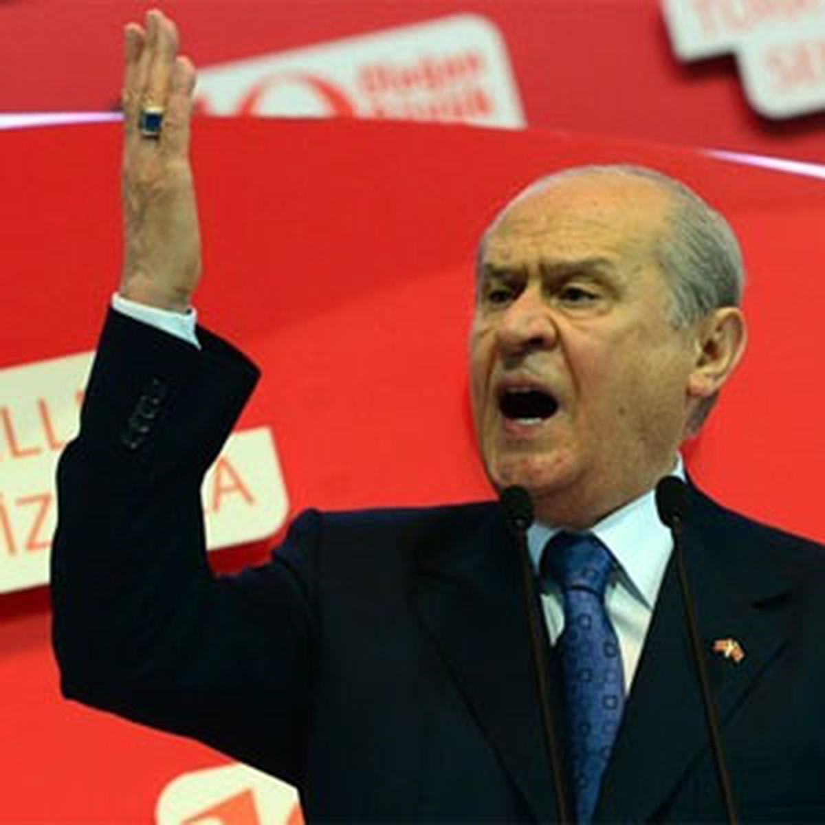 Bahçeli Kongre\'de AK Parti\'ye Yüklendi