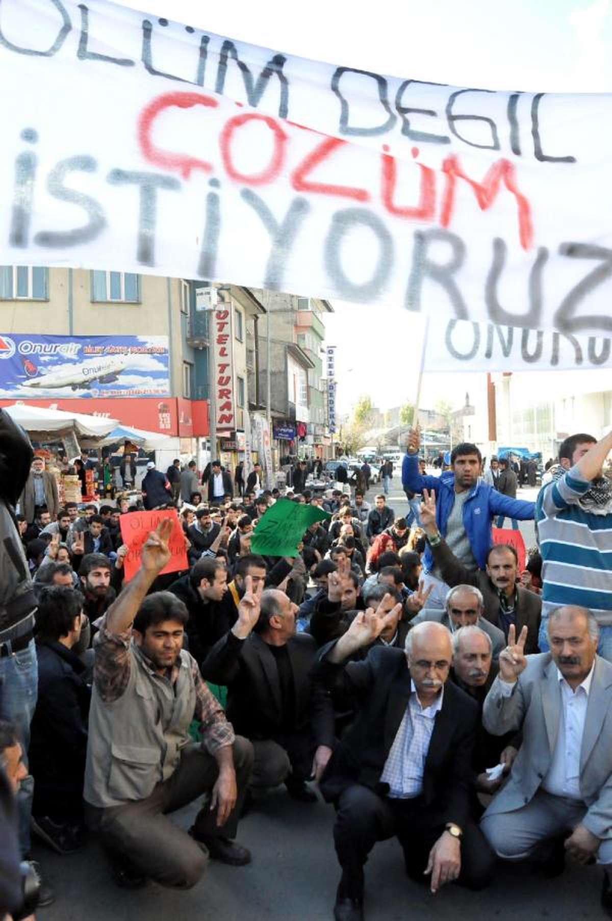 BDP\'liler Açlık Grevine Destek İçin Erzurum\'da Oturma Eylemi Yaptı