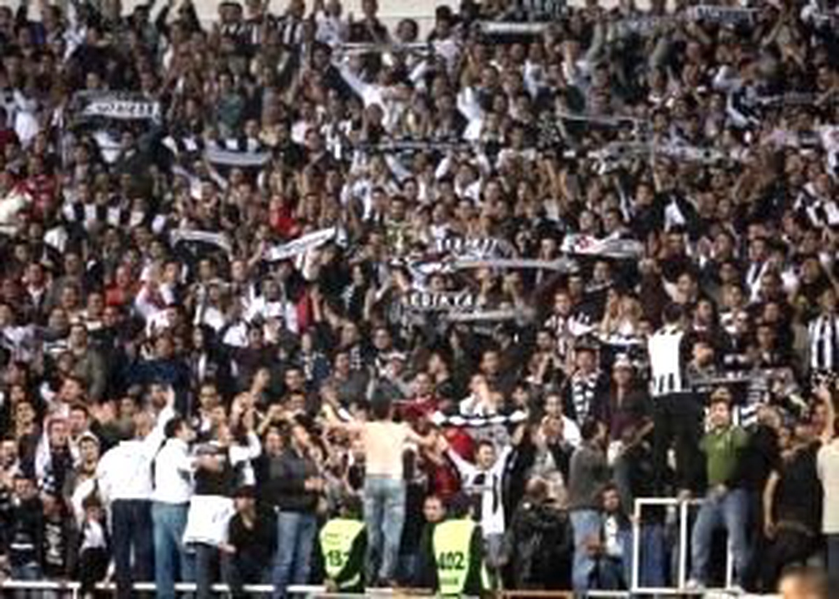 Beşiktaş Tribünlerinden "Q7" Tepkisi!