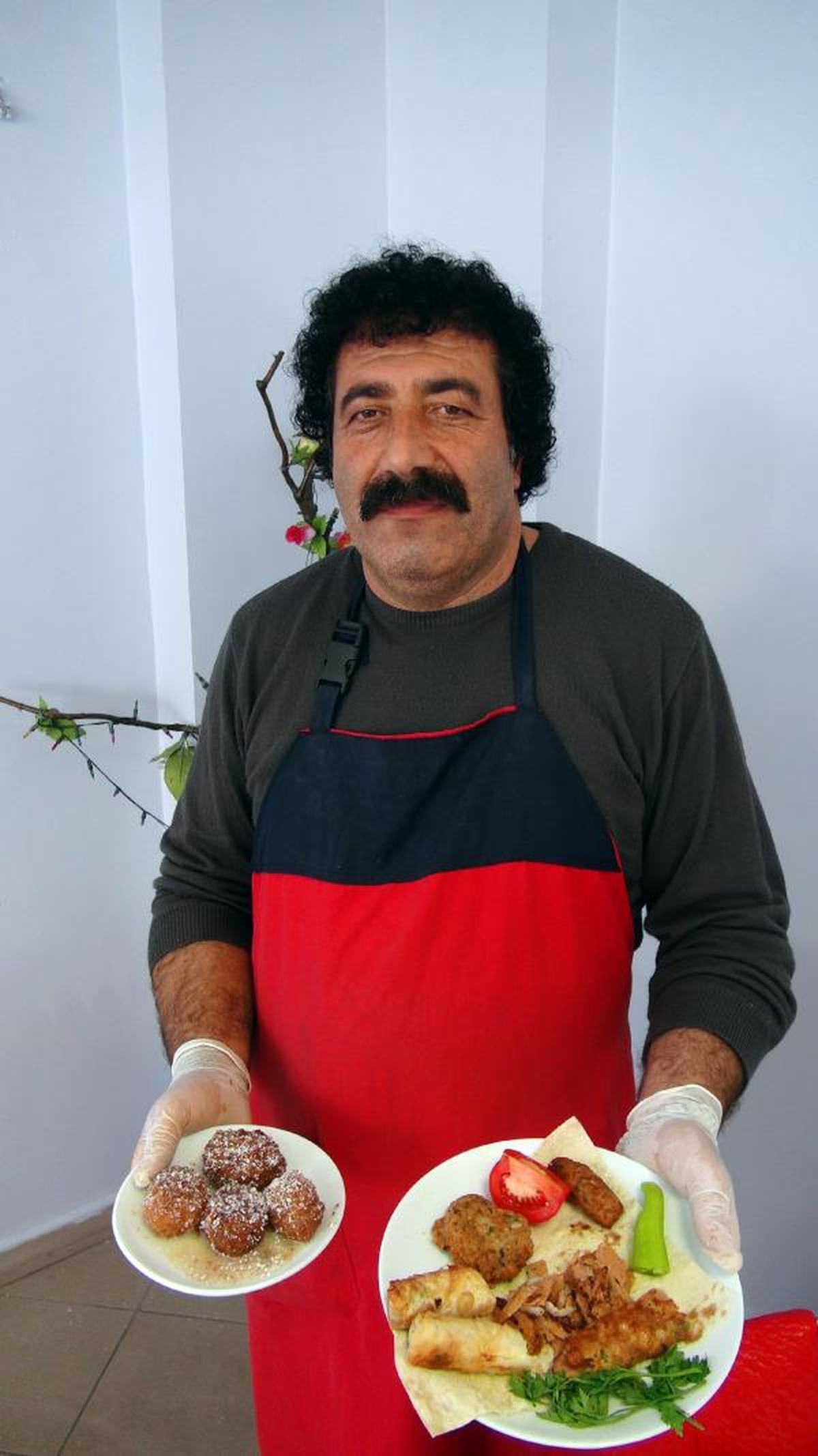 Tüm Yemekleri Sazandan Yapıyor