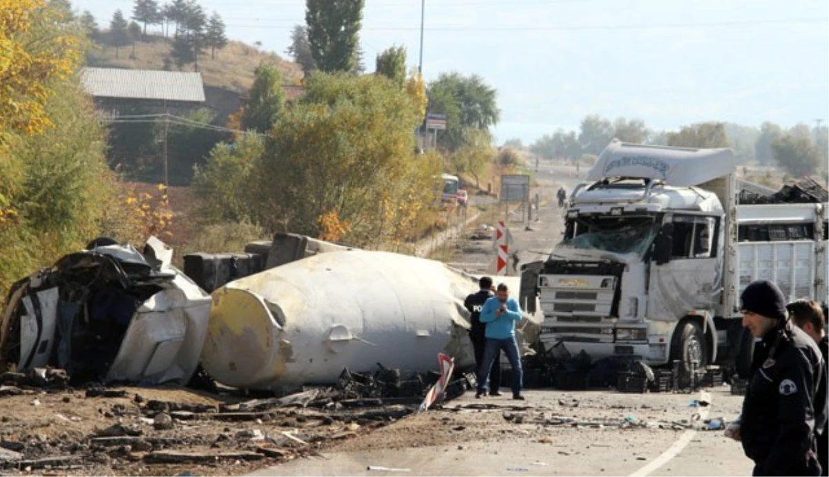 (Düzeltme) Beton Mikseri Yol Uygulaması Yapan Polis Ekiplerine Çarptı