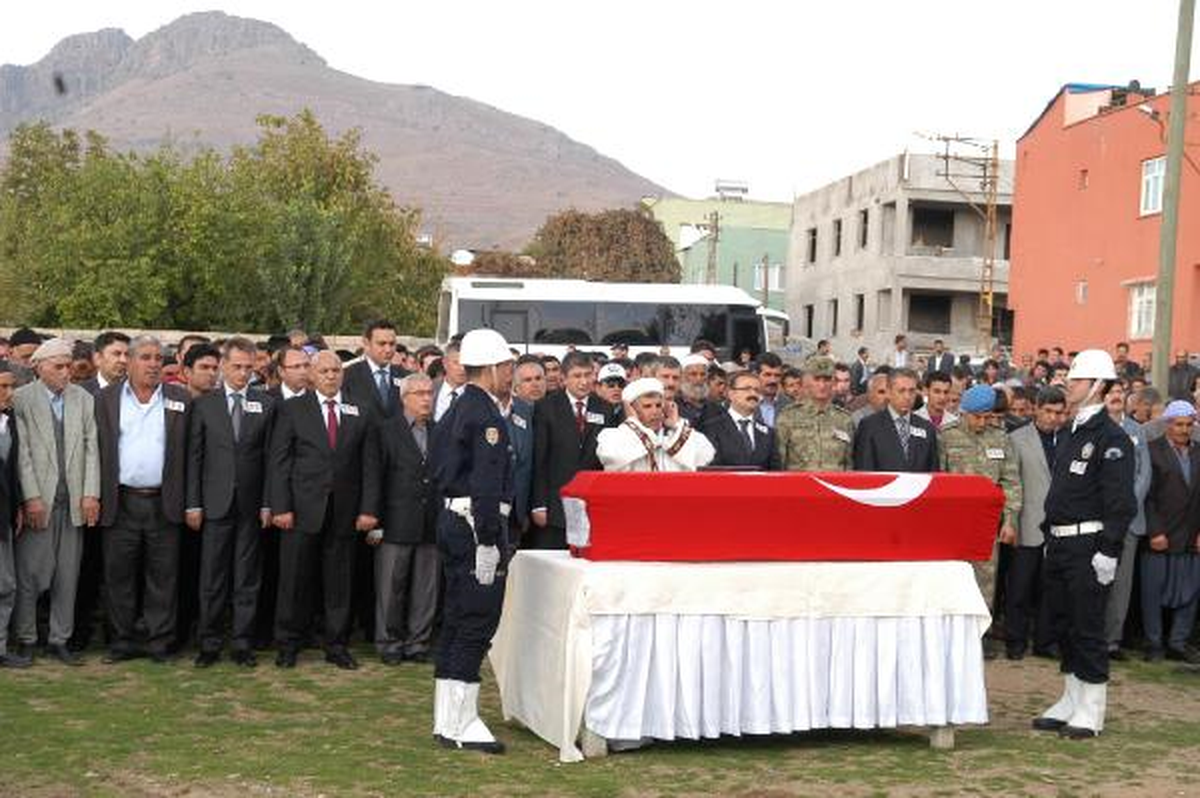 Elazığ\'da Kaza Şehidi 3 Polise Tören