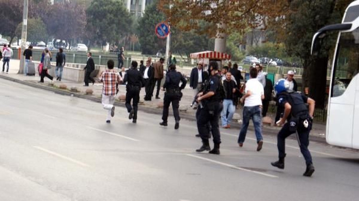 Eylem Yapan BDP\'lilere Polis Müdahalesi