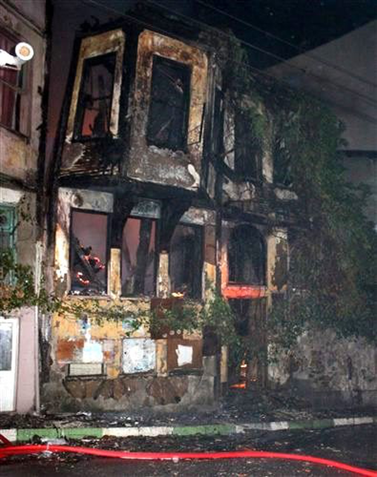 Yangın Mahalleliyi Sokağa Döktü
