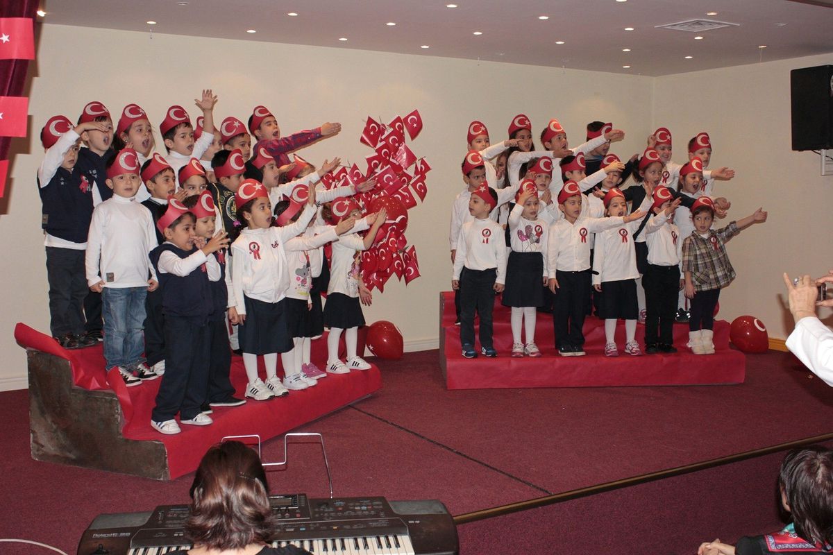Gkv\'li Miniklerden Anlamlı Gösteri