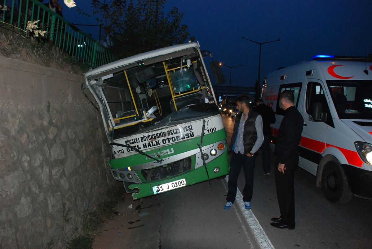 Halk Otobüsü Duvara Çarptı: 1 Yaralı