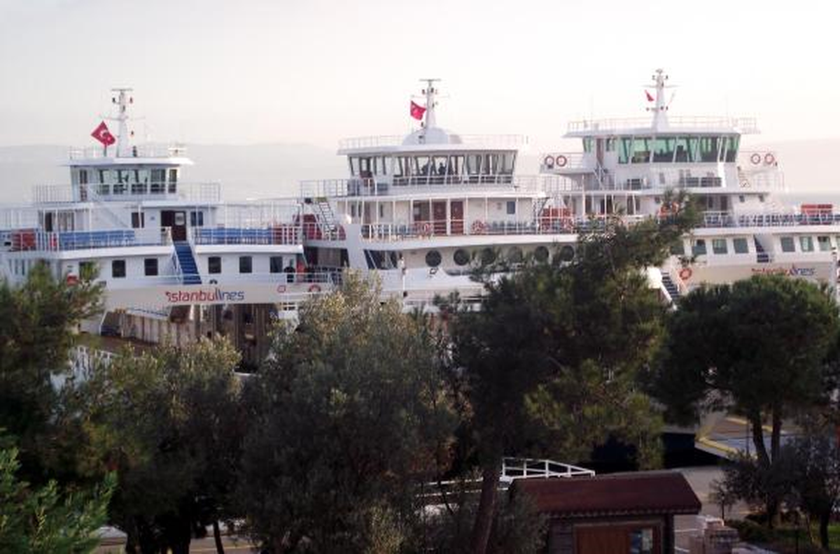 İdo\'ya Rakip Tartışmalı Gemiler Eskihisar\'a Geldi