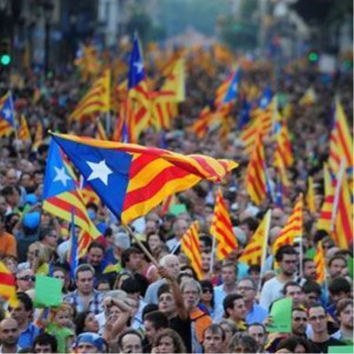 İspanya\'da Aydınlar, Katalonya\'daki Bağımsızlık Seslerine Karşı "Federal İspanya" İstedi