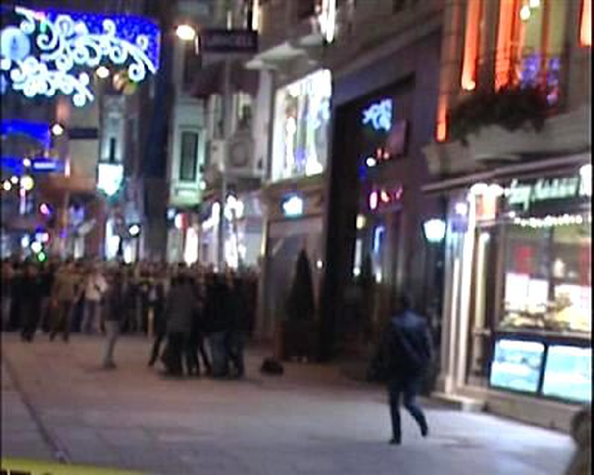 İstiklal Caddesi\'nde Şüpheli Paket