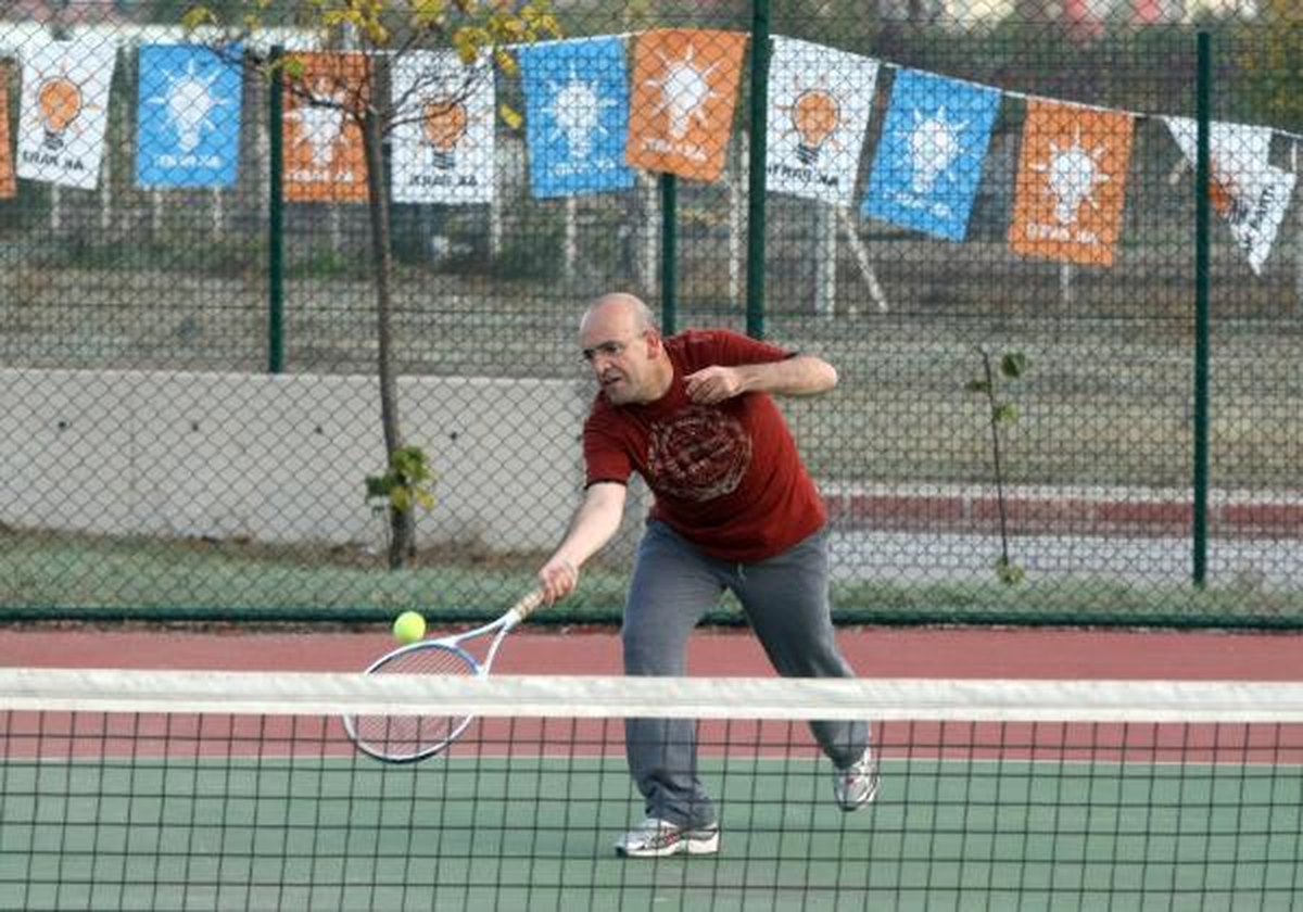 Maliye Bakanı, Eşi ile Tenis Maçı Yaptı