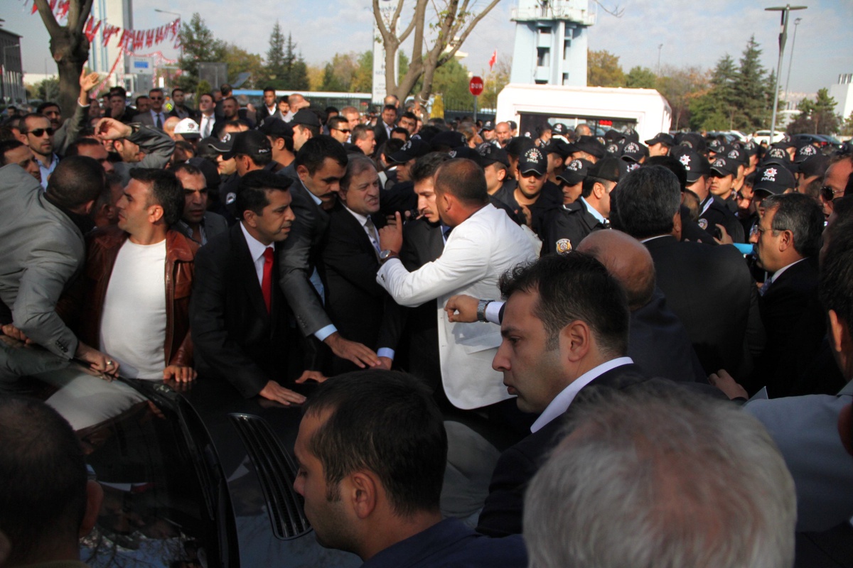 MHP Kurultayının Yapıldığı Salonun Dışında Gerginlik