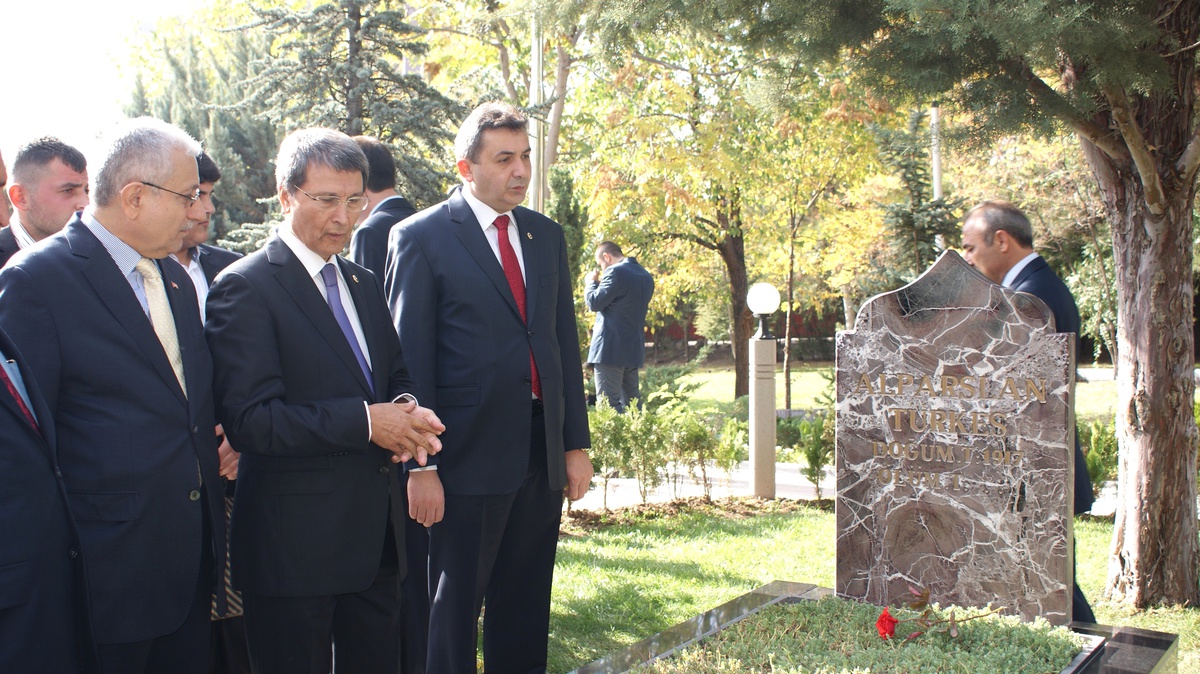 MHP\'liler Kurultay Öncesi Türkeş\'in Mezarına Akın Etti