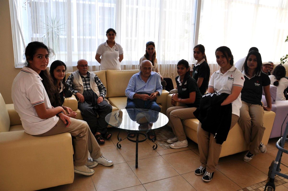 Öğrencilerden Huzurevine Anlamlı Ziyaret