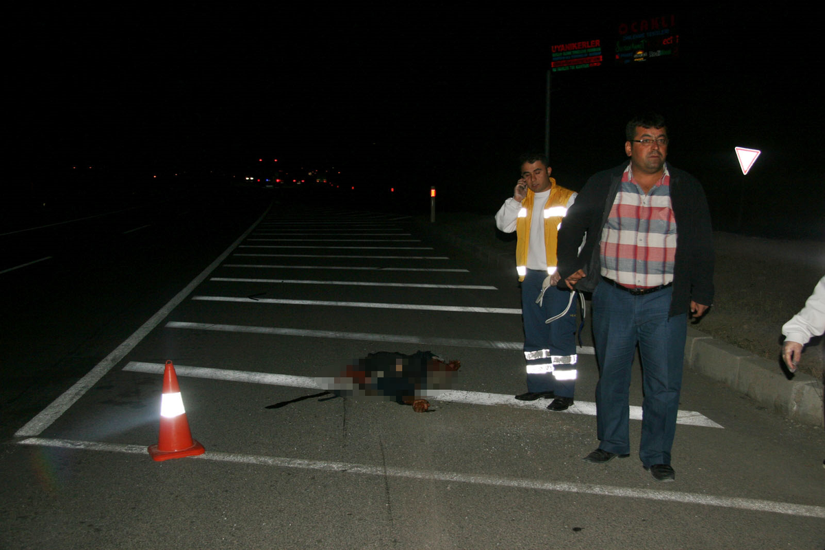 Otomobilin Çarptığı Adam İkiye Bölündü