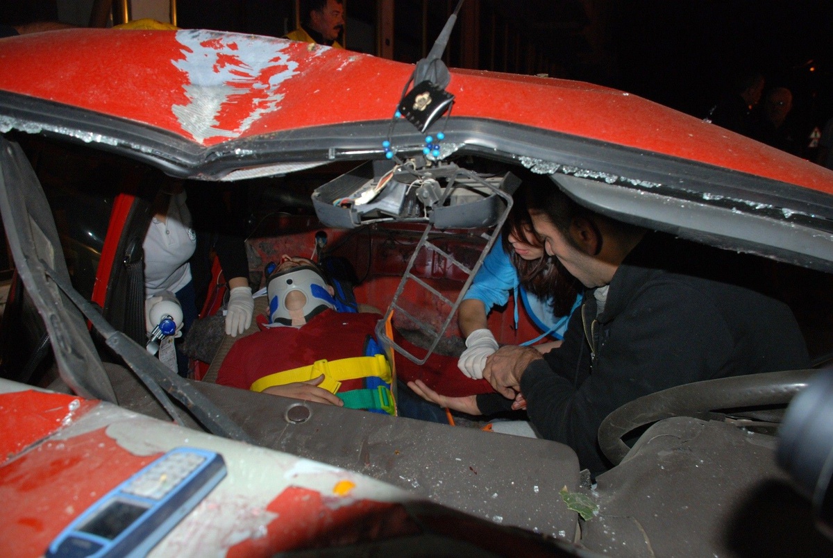 Otomobille Gece Turu Kazayla Bitti: 1 Ölü, 2 Yaralı