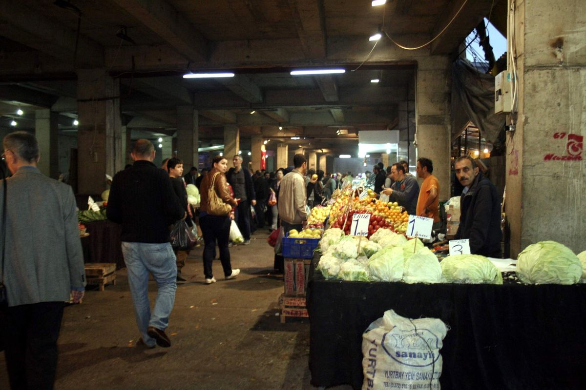 Pazardan Vatandaş Memnun, Esnaf Şikayetçi