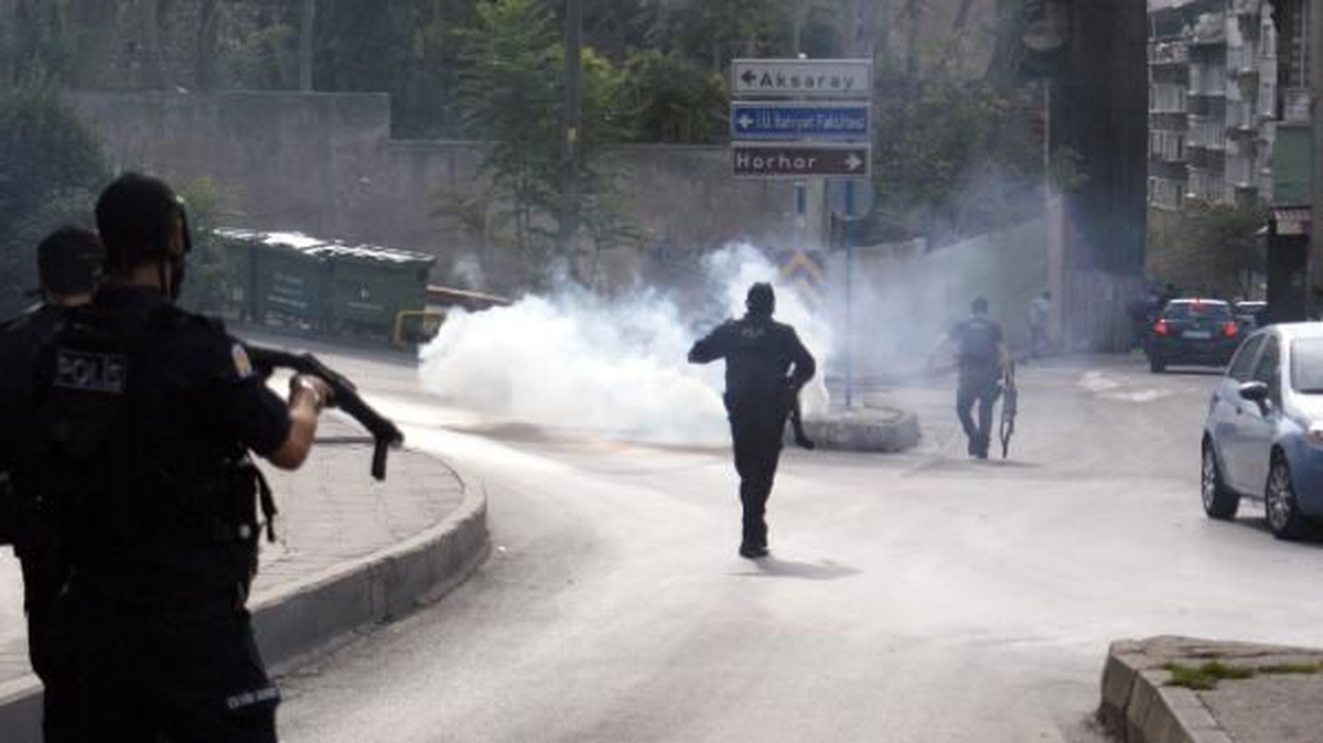 Polis, Aksaray\'da Toplanmak İsteyen BDP\'lilere Müdahale Etti )