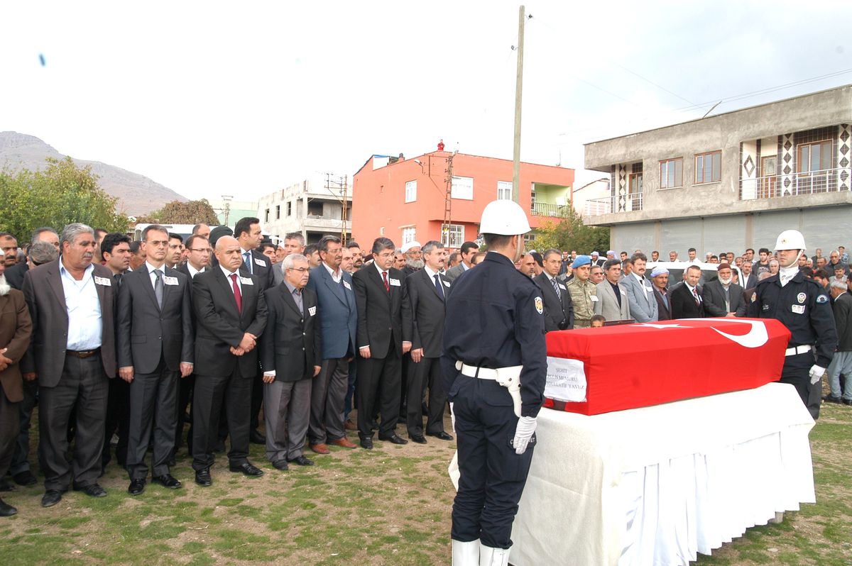 Şehit Polis Kürtçe Ağıtlarla Son Yolculuğuna Uğurlandı