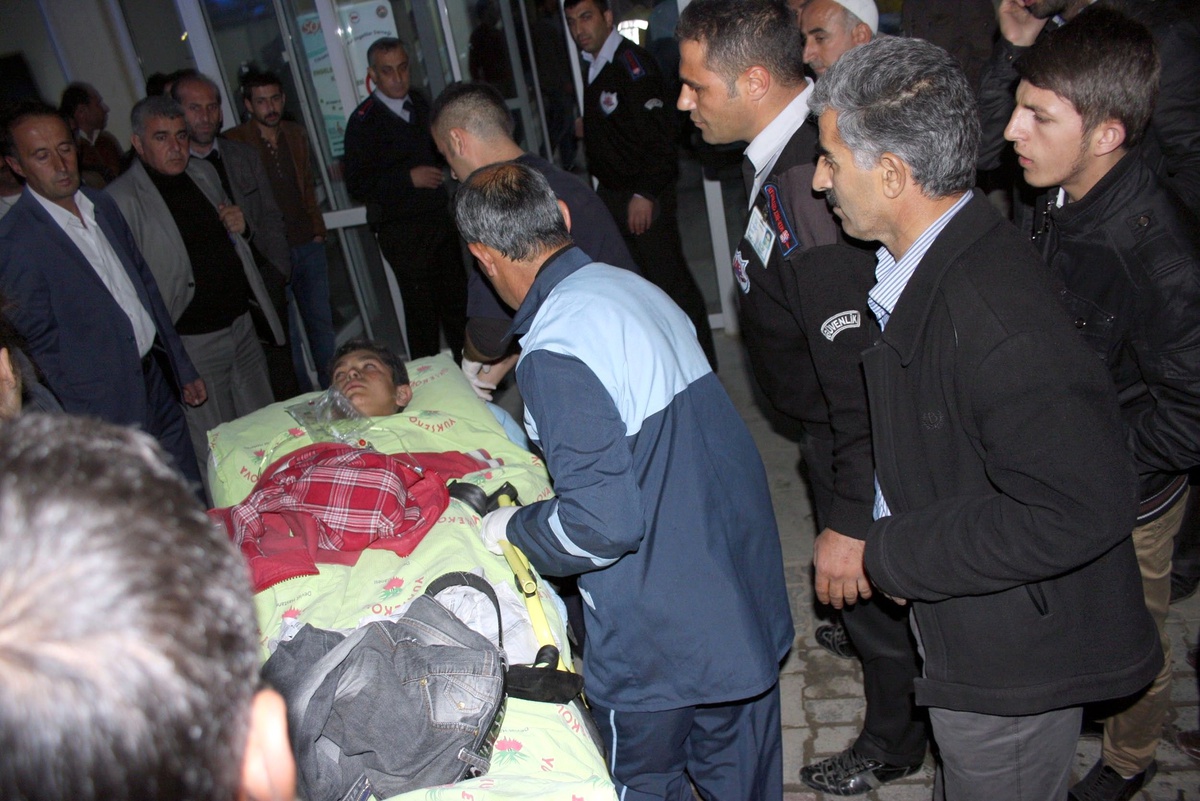 Şemdinli\'de Patlama; 15 Yaşındaki Çocuk Öldü, 18 Kişi Yaralandı