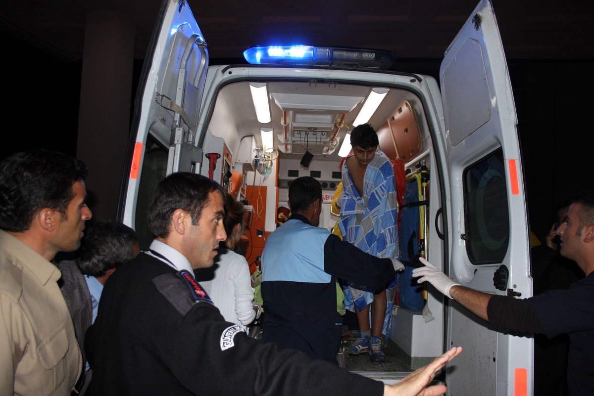 Şemdinli\'de Polis Aracının Geçişi Sırasında Patlama
