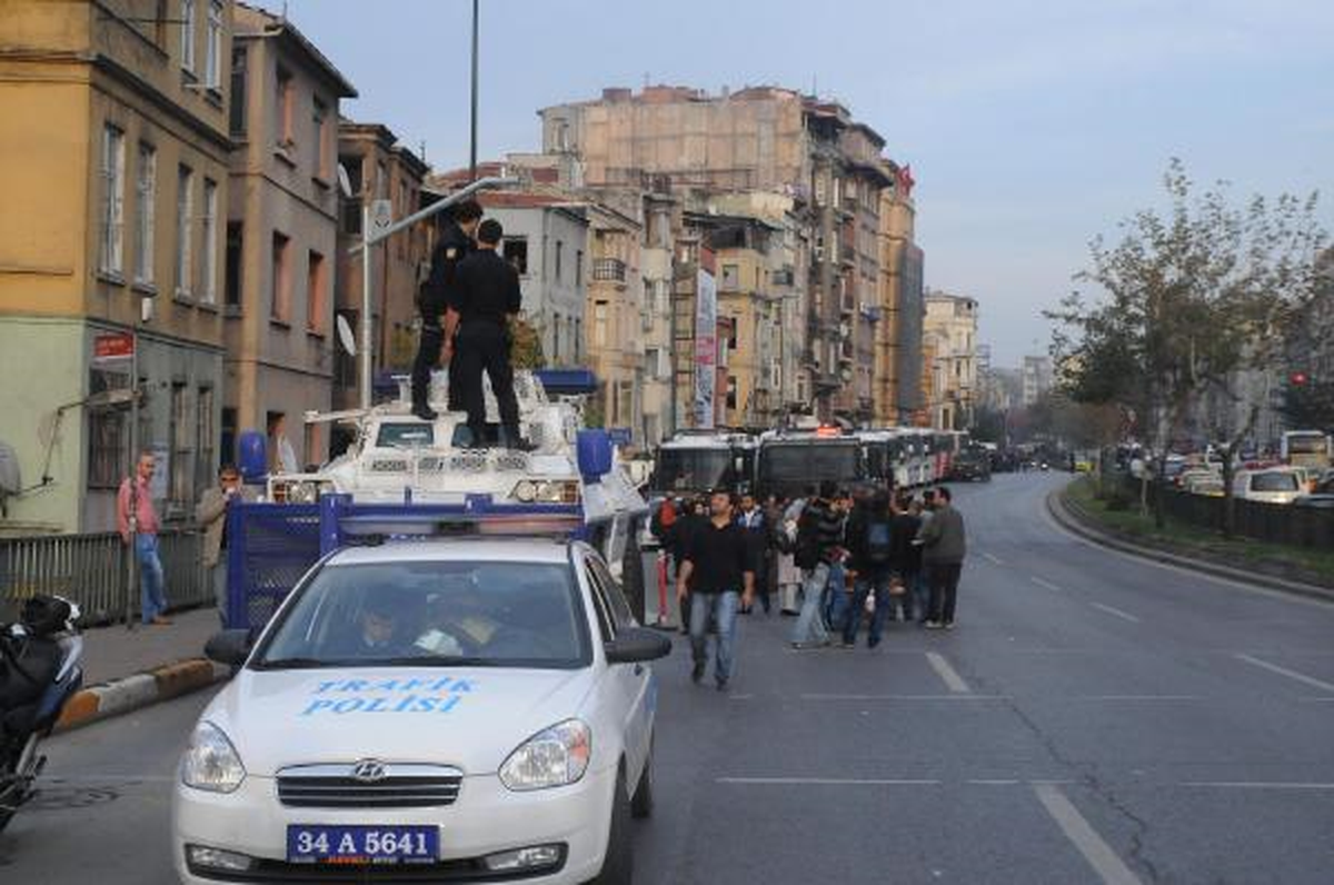 Tarlabaşı\'nda BDP\'lilere Gazlı Müdahale