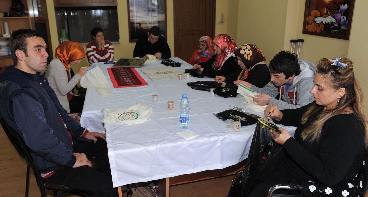 Trabzon Belediyesi ile İşkur\'un Ortaklaşa Düzenlediği \'Tel Kırma Sanatı\' Kursuyla 15 Engelli...