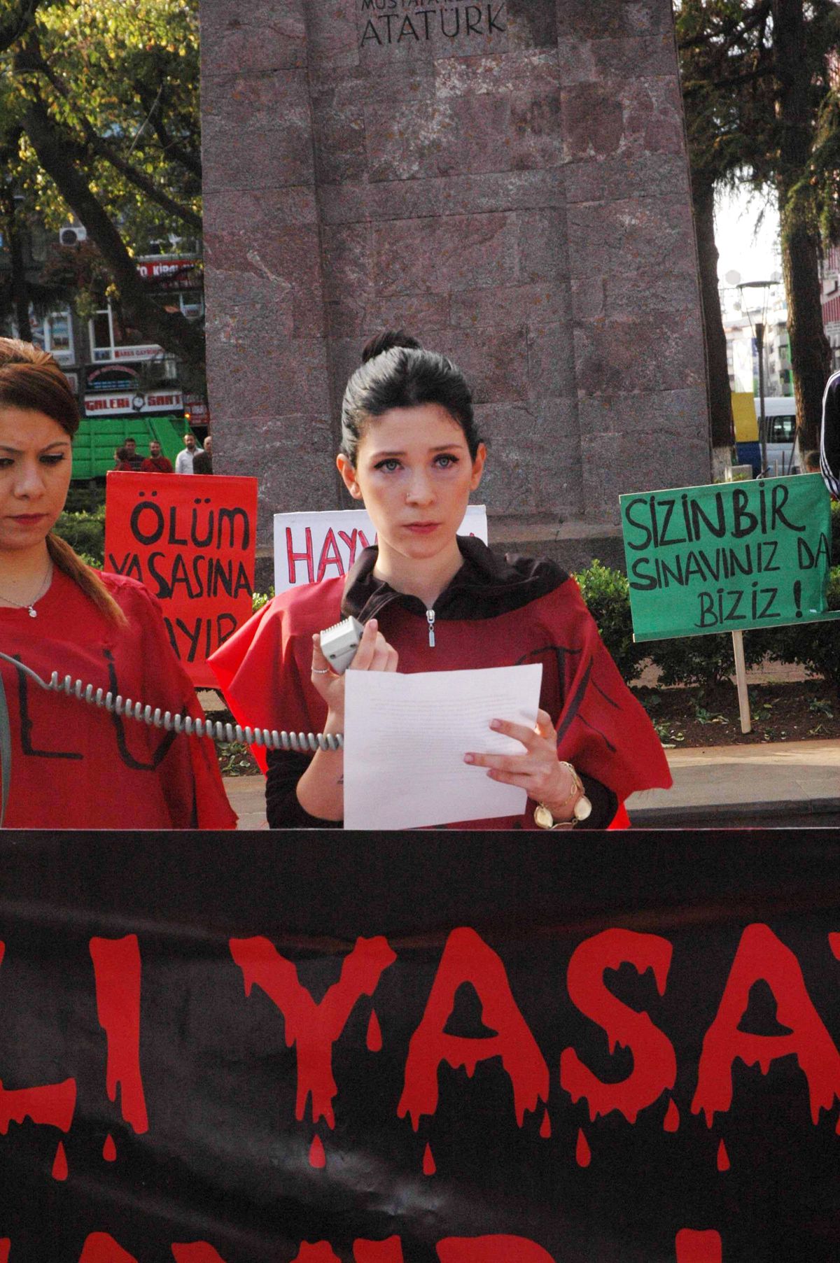 Trabzon\'da Hayvanseverler Kendilerini Zincire Vurdu