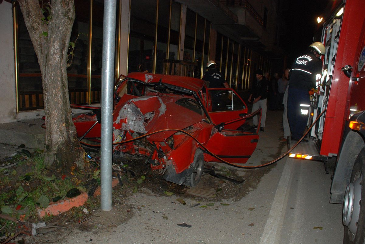 Virajı Alamayan Sürücü Ağaca Çarptı