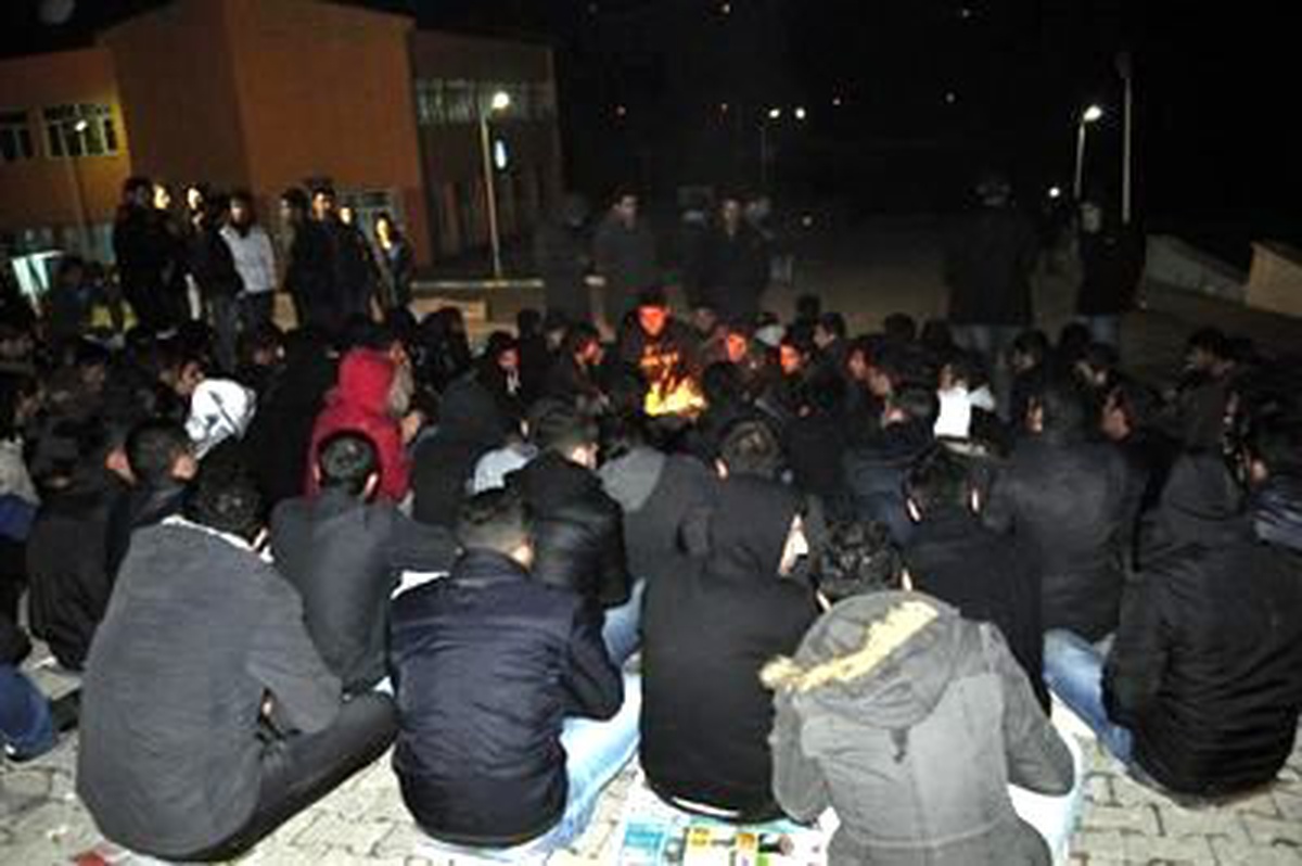 Yeni Yurt Kızlara Verilince Erkekler İsyan Etti (2)