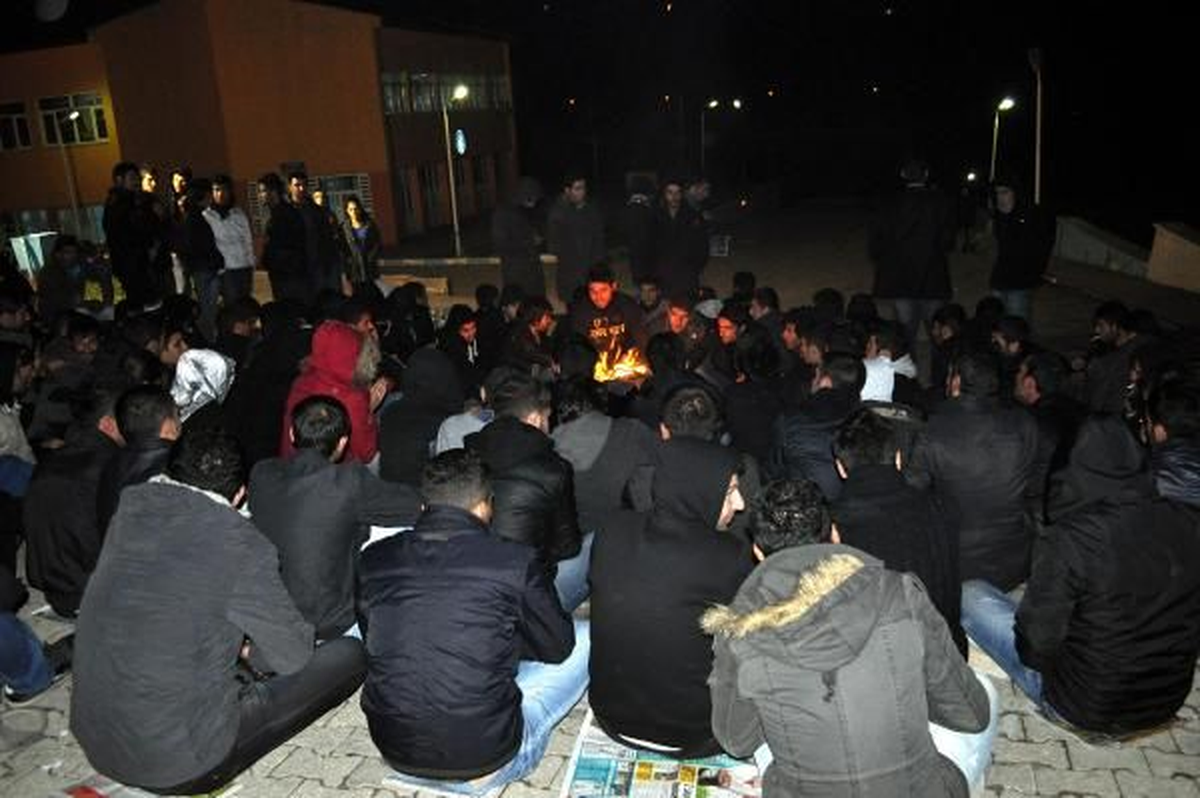 "Yeni Yurt Kızlara Verilince Erkekler İsyan Etti"