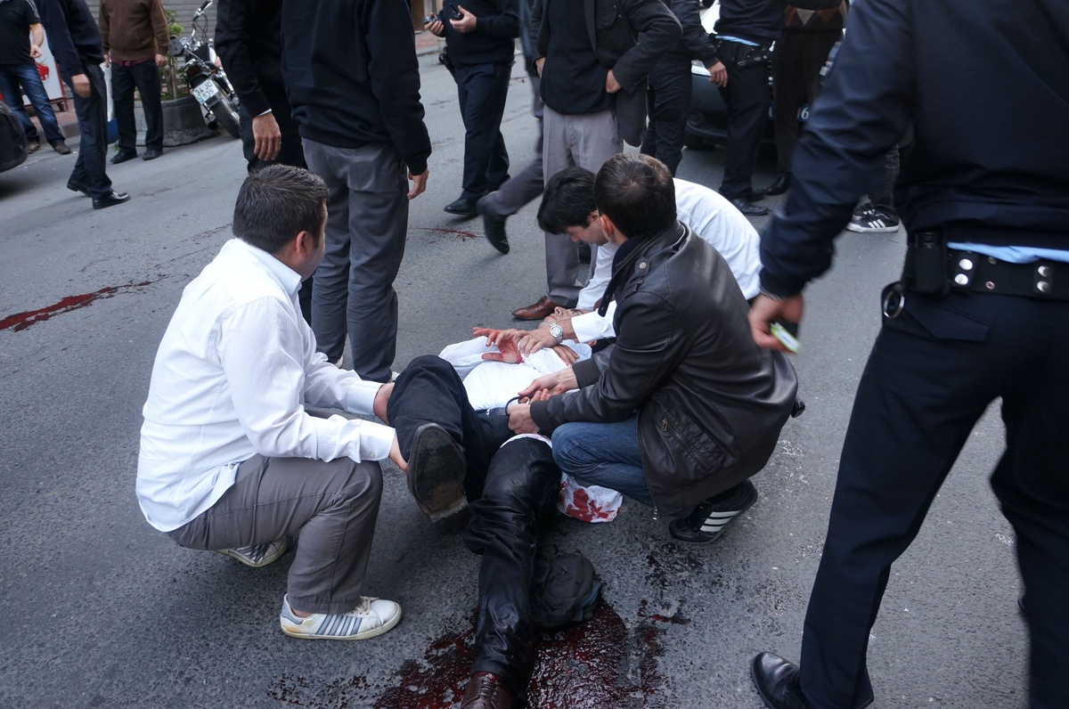 Yerde Yatan Yaralı Uzun Süre Ambulans Bekledi