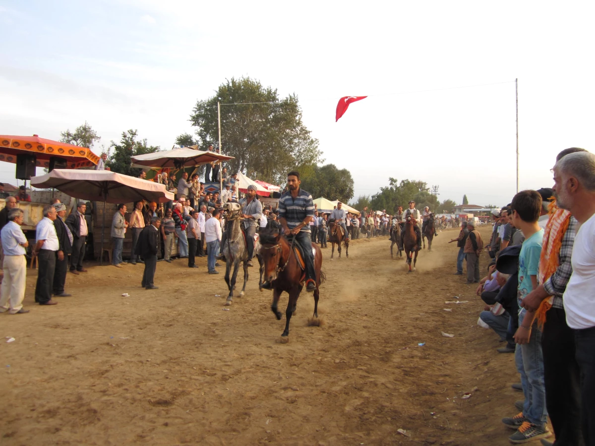 2012\'nin Son Rahvan At Yarışlarına Yoğun Katılım Oldu