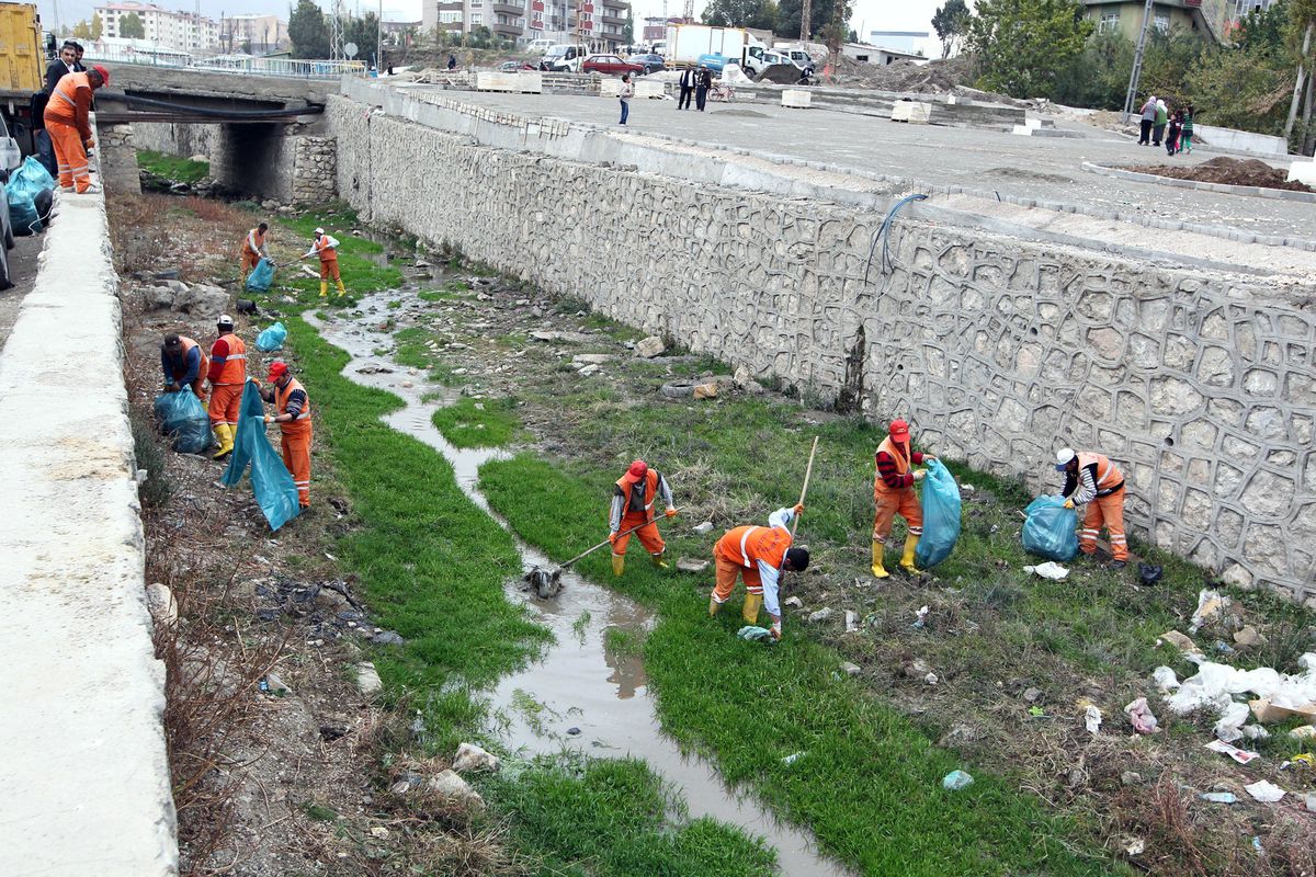 Akköprü Deresi\'nden 40 Ton Atık ve Çöp Toplandı