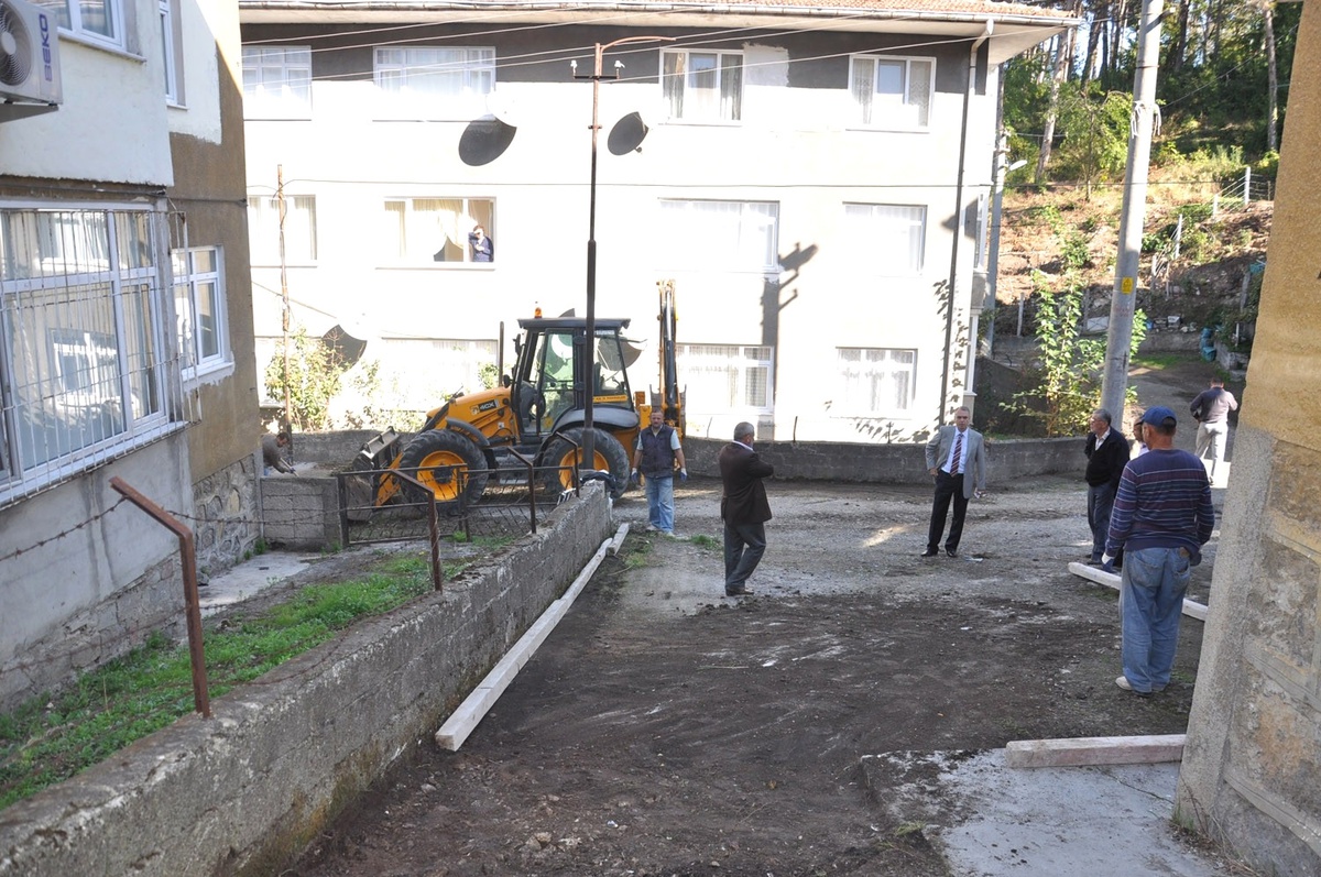 Alaplı\'da Sokaklarda Beton ve Kaldırım Çalışması