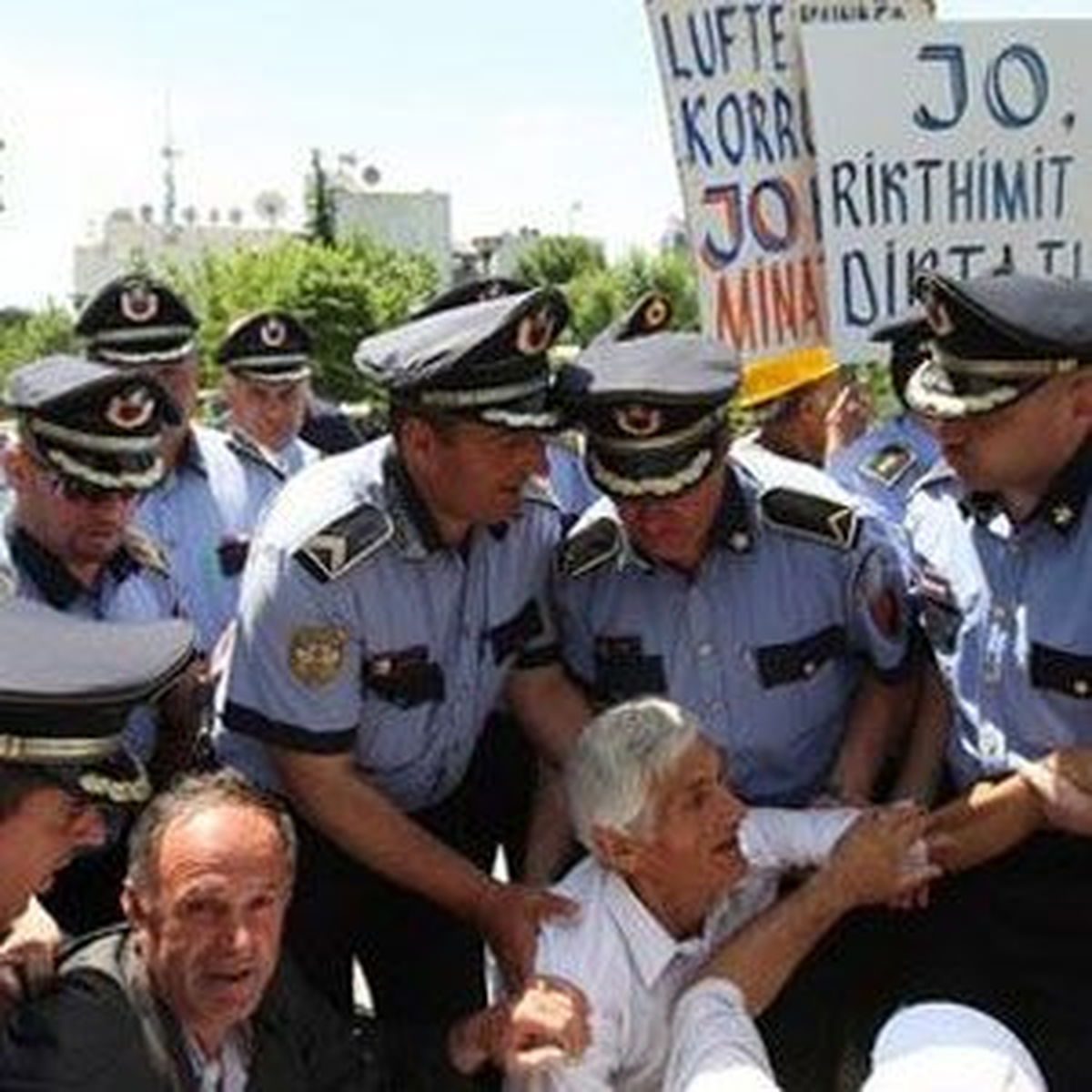 Arnavutluk\'ta Eski Siyasi Mahkumların Açlık Grevi