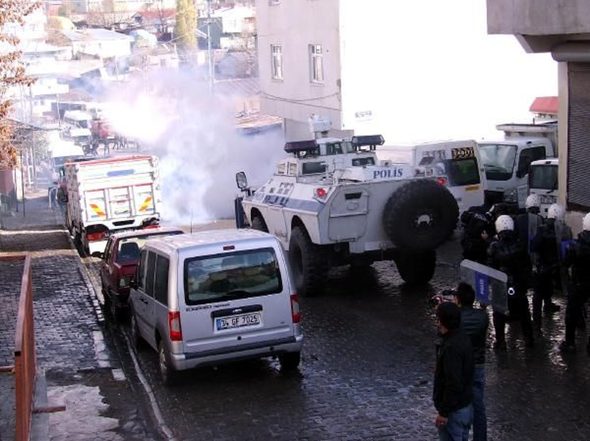 BDP\'lilerin Yürüyüşüne Polis Müdahale Etti