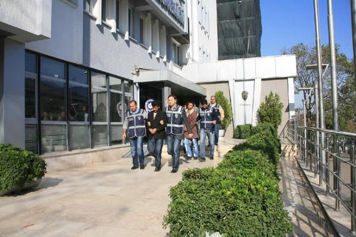 Bursa\'da, BDP\'lilerin Bulunduğu Grubun, AK Parti Yıldırım İlçe Başkanlığı\'na Yürümesi Üzerine Çıkan...