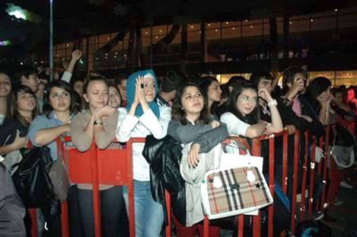 Canlarını Hiçe Sayıp Otoyolda Konser İzlediler