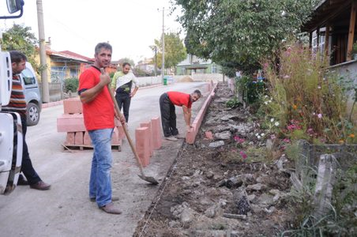 Emek Mahallesi\'nde Kaldırım Düzenlemesi