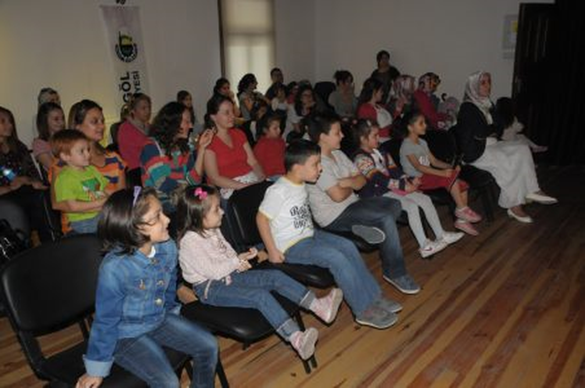 Hacivat Karagöz Çocuklara Sevgi Ve Saygıyı Öğretti