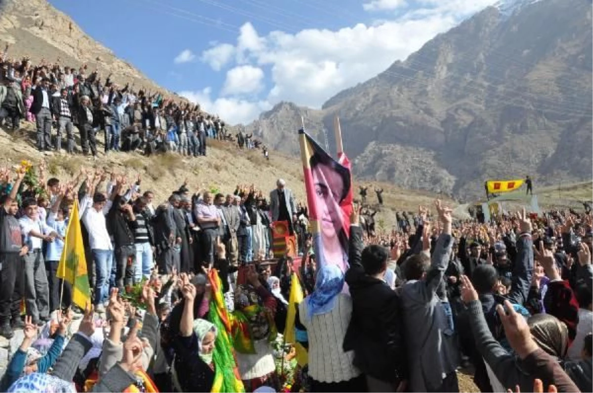 Hakkari\'de PKK\'lının Cenazesinde Olay Çıktı )