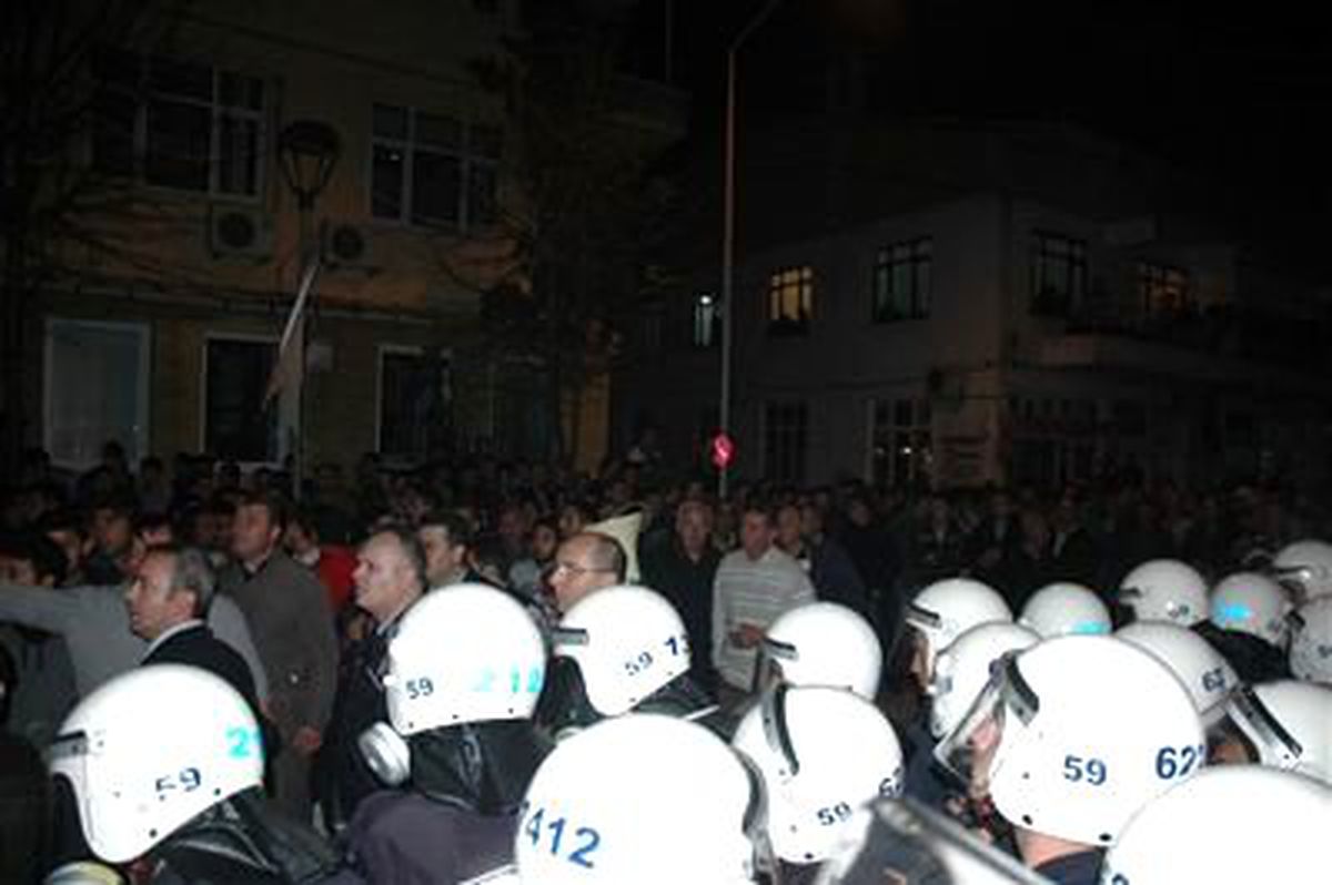 Katil Zanlısını 3 Bin Kişinin Lincinden Polis Kurtardı