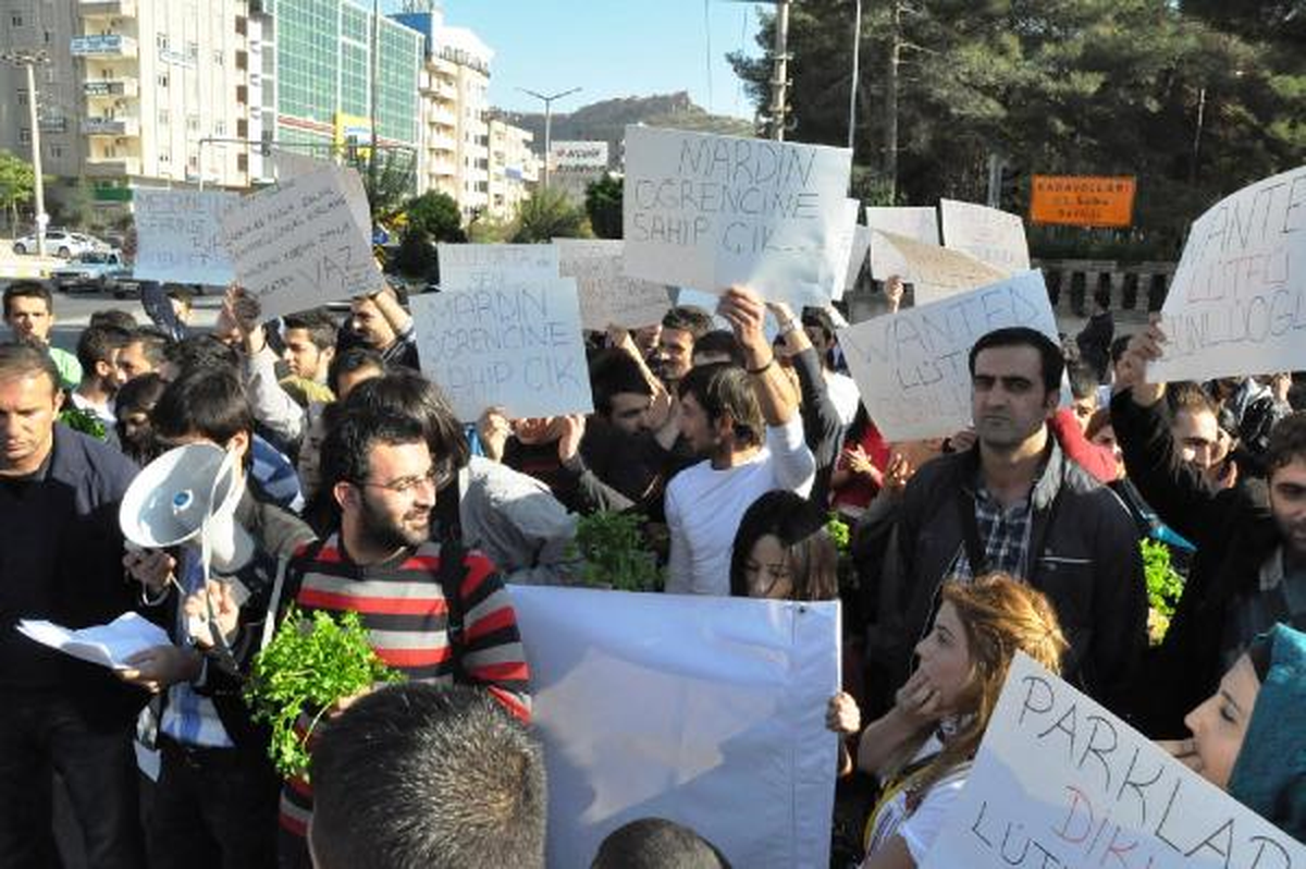Mardin\'de Üniversiteliler, Yeşilay Şube Başkanı\'nı Protesto Etti