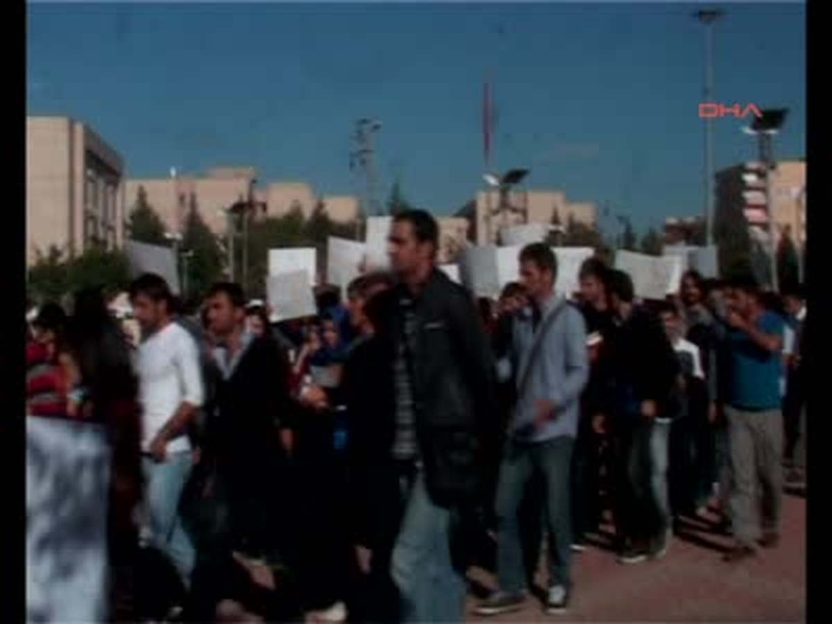 Mardin\'de Üniversiteliler, Yeşilay Şube Başkanı\'nı Protesto Etti Mardin\'de Artuklu Üniversitesi...