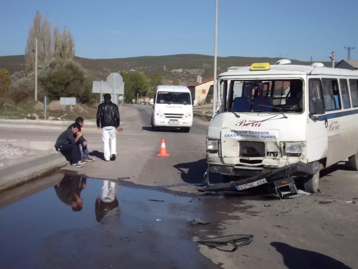 Öğrenci Servisi ile Kömür Yüklü Kamyon Çarpıştı: 4 Yaralı