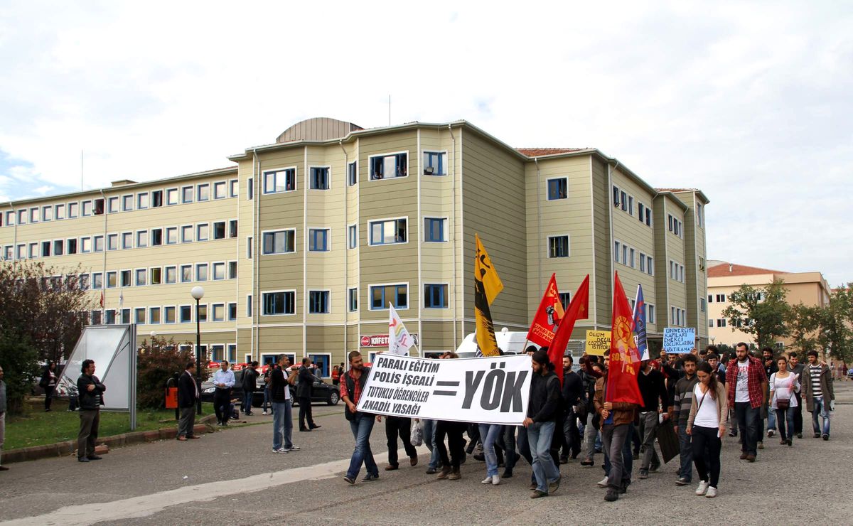 Öğrenciler YÖK\'ü Protesto Etti